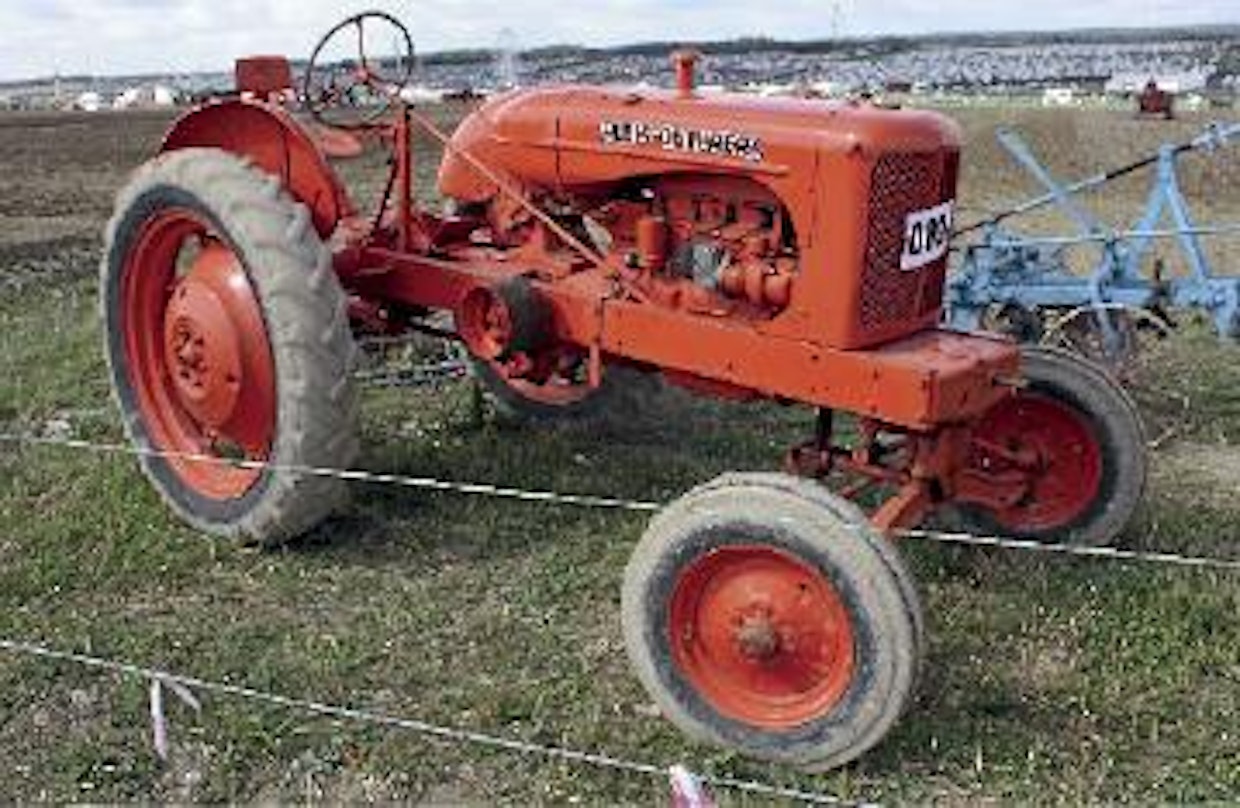Allis-Chalmers WC oli ensimmäinen traktori, johon rautapyörät sai vain erikoistilauksesta. Kuvan traktorissa vuodelta 1940 on niin ikään valinnaisvarusteisiin kuulunut leveä etuakseli, normaalisti WC:ssä oli kapea riviviljelymallinen etupyörien kiinnitys. Reilun 20 hv:n tehoinen WC oli valmistusohjelmassa vuosina 1933–1951, rinnakkaismalli WF:n kanssa sitä tehtiin yhteensä yli 186 000 kpl.