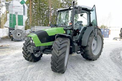 Deutz-Fahr Agrofarmissa ominaisuudet on paketoitu kompaktiin muotoon.   Kyseessä on pieni suuri  traktori. Kokolasinen, reilusti  aukeava ovi tarjoaa väljän kulkutien istuimelle.