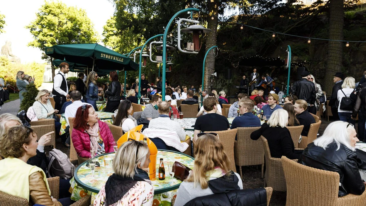 Ravintoloiden asiakasrajoituksiin tulee myös lievennyksiä, ja ne saavat ottaa 75 prosenttia sallitusta asiakasmäärästä nykyisen puolen sijaan. LEHTIKUVA / RONI REKOMAA