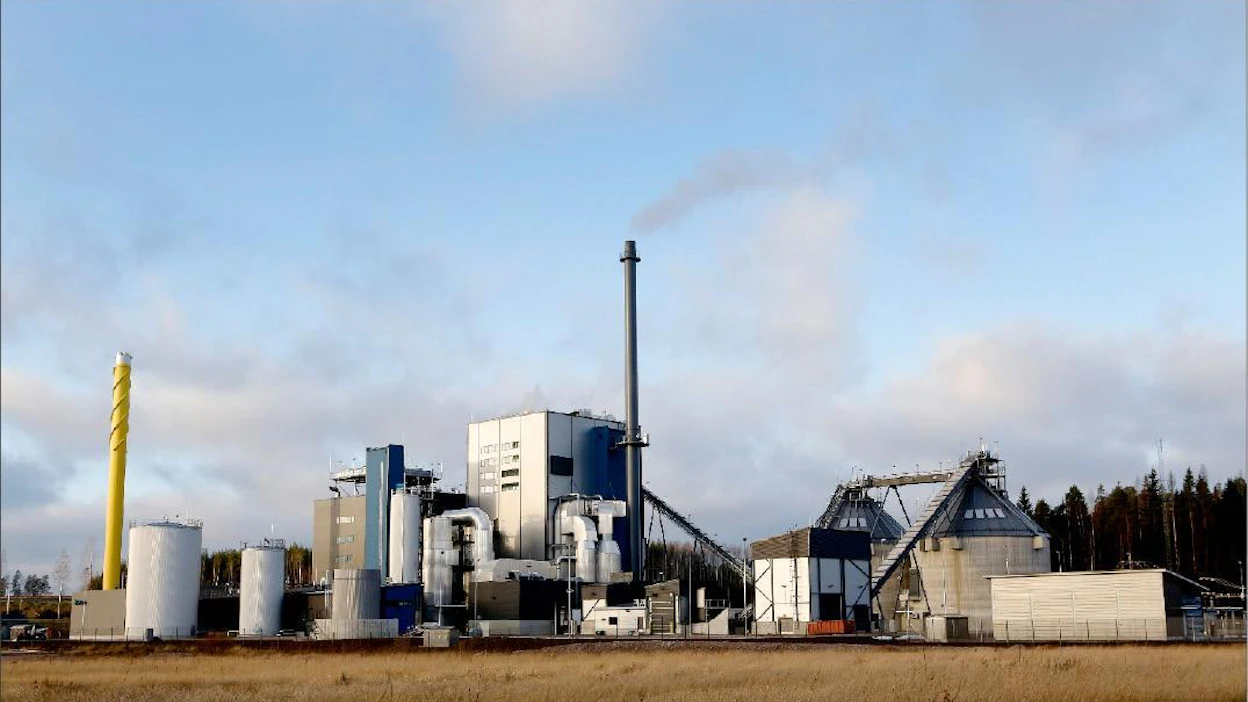 Fortumin Järvenpään voimalaitos polttaa metsähaketta, purua ja kuorta sekä kierrätyspuuta purkukohteista. Viime vuonna valmistunut laitos korvaa maakaasua ja raskasta polttoölyjä käyttäviä laitoksia. Markku Vuorikari