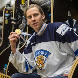 Kiimingistä kotoisin oleva Niko Mikkola muutti jääkiekon perässä Kuopioon ja pelaa nyt SM-liigajoukkue Kalpassa. Puolustajan haave on saada sopimus Pohjois-Amerikan kiekkoliiga NHL:ään.