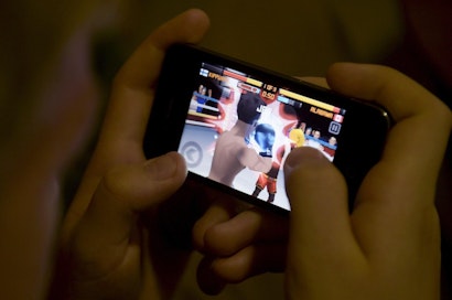 Ongelmapelaamiseen liittyviä piirteitä ovat muun muassa runsas pelaaminen, lisääntynyt alakuloisuus ja ahdistuneisuus, eristäytyminen sekä mieltymys verkossa tapahtuvaan vuorovaikutukseen.