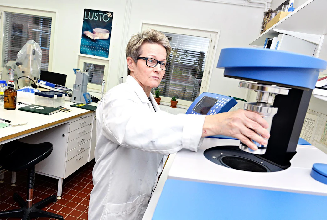Laboratoriomestari Reetta Kolppanen määritti tiistaina biopolttoaineen lämpöarvoa Luken Kannuksen-yksikössä. Toimipaikka siirtyy Kokkolaan.