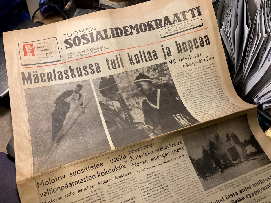 Etusivu uusiksi. Suomella oli VII talvikisojen päättymispäivänä suurin juhlansa. Tasan 66 vuotta sitten 6. helmikuuta Suomen Sosialidemokraatti tapetoi etusivunsa Antti Hyvärisen ja Aulis Kallakorven kaksoisvoitolla.Urheilutoimittaja oli täpinöissään:Suomalaisnimet "iskeytyivät koko urheilevan maailman tietoisuuteen."