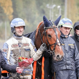 L.M.V. Stable Oy:n hevoset ovat menestyneet viime vuosina mukavasti. Kuvassa juhlitaan Liinan Säihkeen voittoa viime vuoden Villinmiehen Tammakilpailussa. Vasemmalla Lilja Virtanen ja oikealla Markku Virtanen, hevosen vieressä ohjastaja Esa Holopainen ja valmentaja Seppo Suuronen.