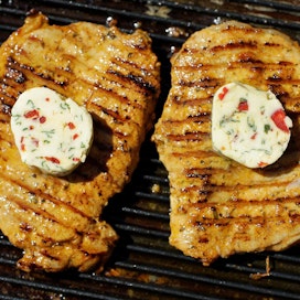 Pihvi pitää laittaa kuumaan grilliin, ja sitä tulisi kääntää vain yhden kerran silloin, kun lihan pinta pisaroi.