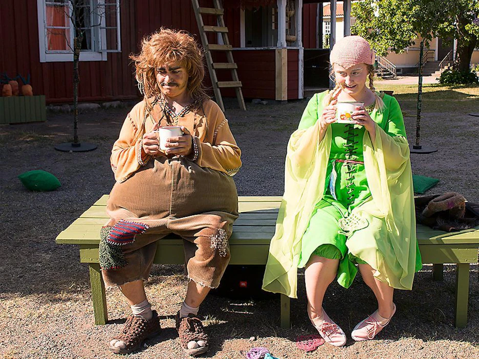 Röllin (Iiro Ristola) ja Milli Menninkäisen (Susanna Melander) ystävyyttä katsotaan pahalla silmällä Röllimetsässä.