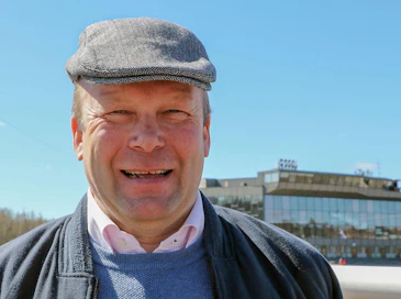 Ei huono! Petri Salmelan osaomistama kolmevuotias jenkkiori Captain Corey voitti tyylikkäästi rapakon takana oman karsintansa ja on ensi lauantain The Hambletonianin finaalin suosikkeja.