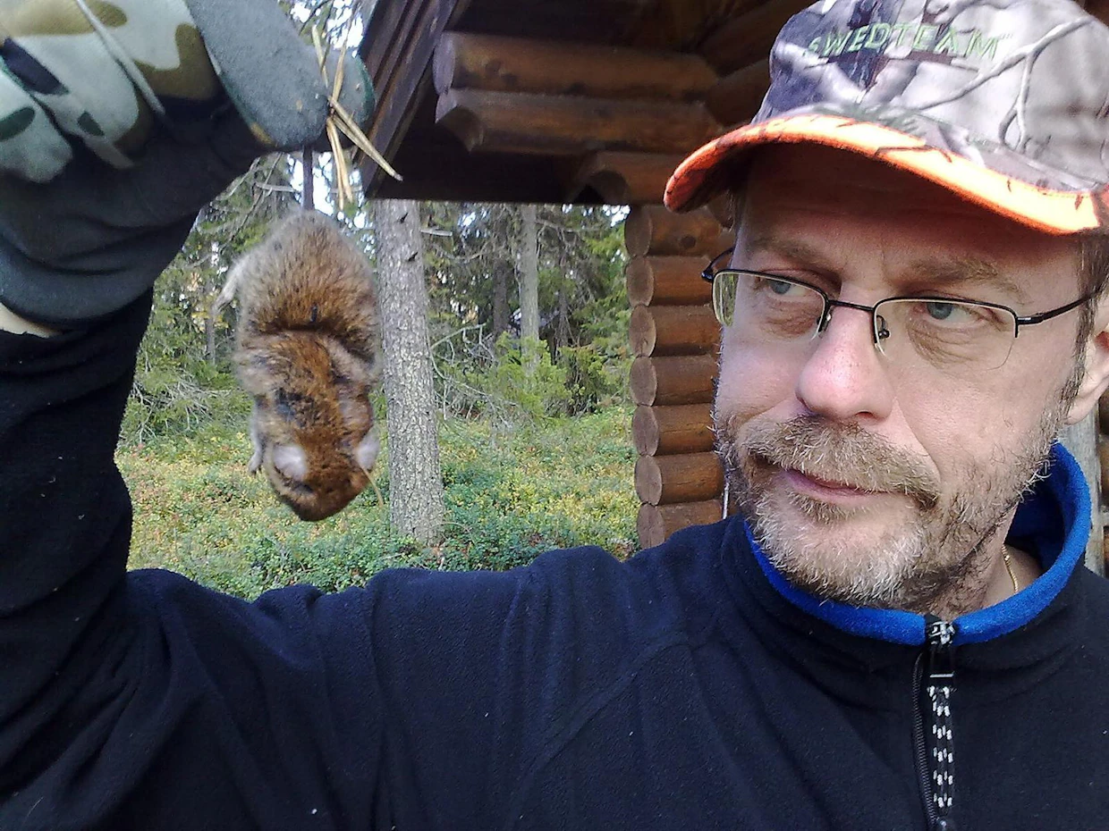 Pienet saaliit, suuret jutut. Suuri valkoinen metsästäjä on saanut saaliikseen makuupussiin livahtaneen metsämyyrän