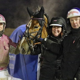 Juliette Laxin paluu sai taustajoukkojen suut messingille. Tamman ympärillä Antti Teivainen, Tanja Mäkeläinen ja Jussi Suominen.