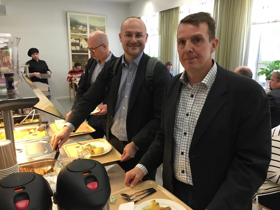 Valion hallituksen puheenjohtaja Vesa Kaunisto (oik.), MTK:n vientijohtaja Thimjos Ninios ja kenttäpäällikkö Jouni Ingalsuo hakivat ruokaa MTK:n kokouksessa Kaustisella keskiviikkona.