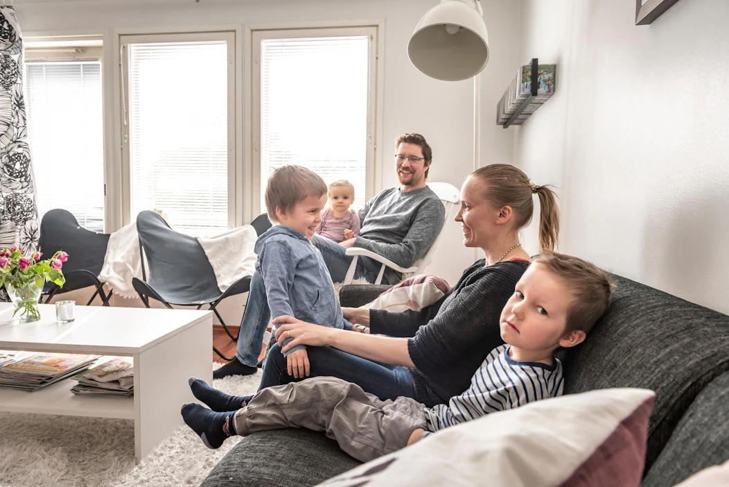 "Harvalla kasvavalla perheellä on varaa ostaa omakotitaloa pääkaupunkiseudulta. On pakko siirtyä kauemmas, mikäli haluaa isomman talon", kertoo Rajamäellä asuva Mira Jurvakainen. Luontaisetuna tulevat turvallisemmat koulumatkat vilkkaasti liikennöityjen seutujen ulkopuolella.