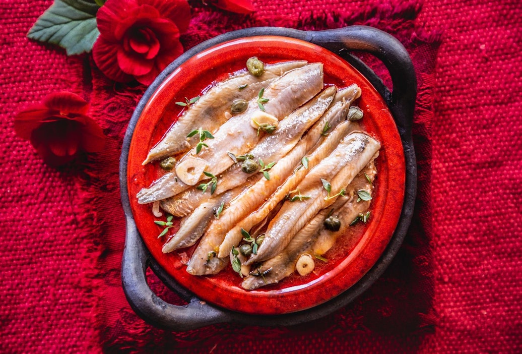 Tarjoa marinoitujen silakoiden kera rukiisia korppuja tai leipää.