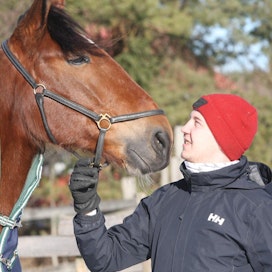 Arna Ruohomäen tallin kolmesta hevosesta nimekkäin on kuusivuotias ruuna Uccio. Sen voittosumma on runsaat 25 000 euroa.