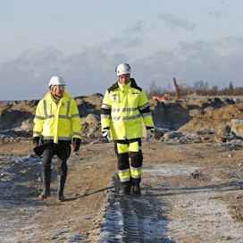 Vielä helmikuussa Fennovoima torjui tiedon rakentamisluvan viivästymisestä. Fennovoiman kehityspäällikkö Juha Miikkulainen (vas.) ja rakentamisjohtaja Jouni Sipiläinen kuvattiin ydinvoimalan rakennustyömaalla marraskuussa 2016.