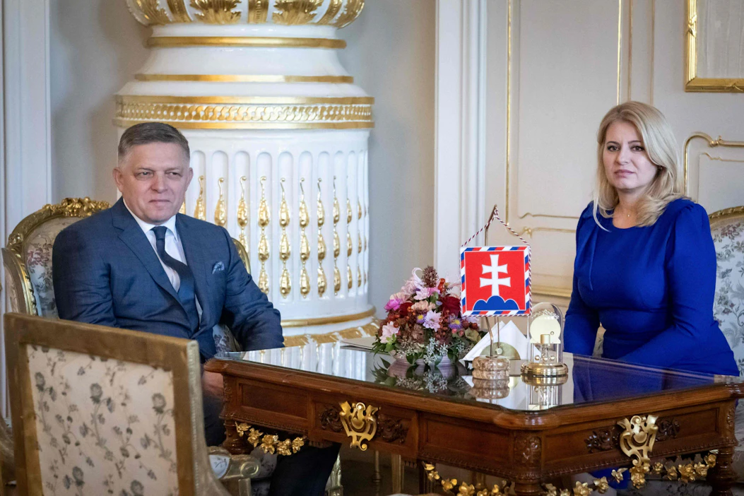 Slovakia syytti maanantaina Venäjää sekaantumisesta viikonlopun parlamenttivaaleihin. Kuvassa hallitustunnustelijaksi nimetty Robert Fico (vas.) ja Slovakian presidentti Zuzana Caputova. LEHTIKUVA/AFP.