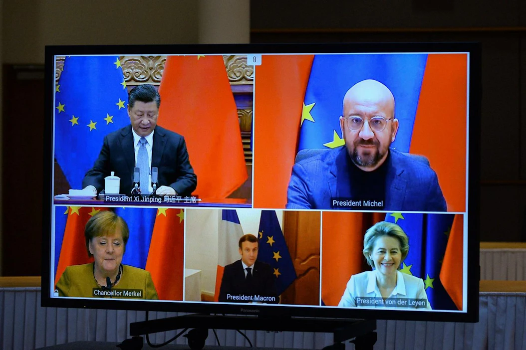 Keskiviikon videokokouksessa Kiinan Xi Jinping (vas. ylh.), Eurooppa-neuvoston pj. Charles Michel, Saksan Angela Merkel (alh. vas.) Ranskan Emmanuel Macron ja EU-komission pj. Ursula von der Leyen.