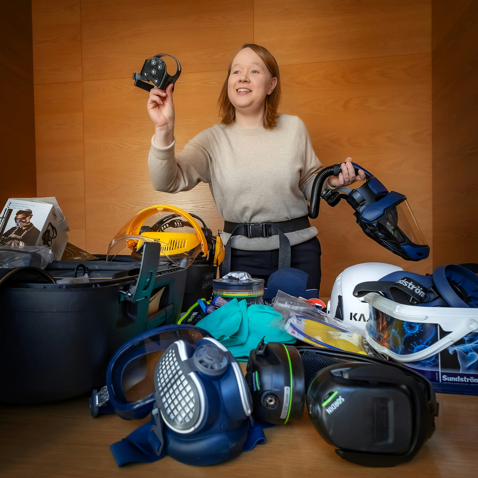 Työturvallisuusneuvoja Heidi Pekki valmistautuu esittelemään erilaisia henkilösuojaimia.