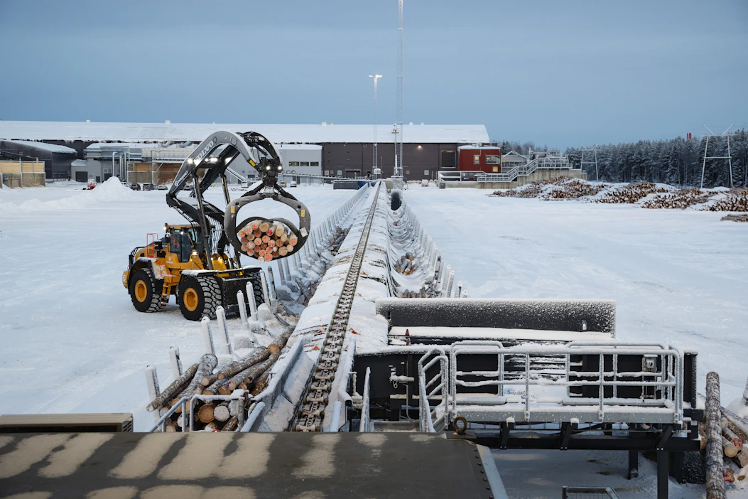 Junnikkalan Oulun-sahalla tukit kulkevat 3D-röntgenlaitteen läpi ennen lajittelua.