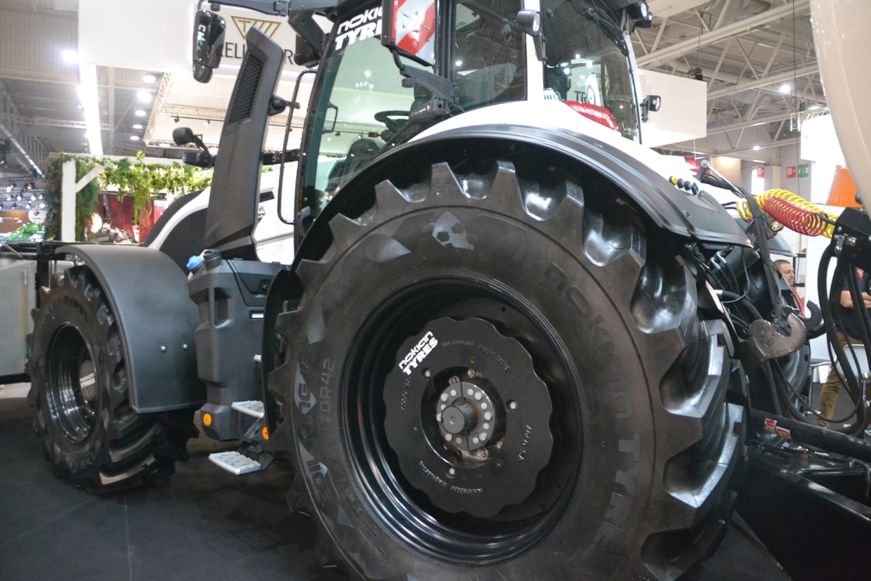 Yksi näyttelyssä ollut Valtra oli myös saanut uudet Soil King VF:ät alle. Kyseistä traktoria käytetään lietteen levitykseen. Etunostolaitteissa on Syren-säiliö.