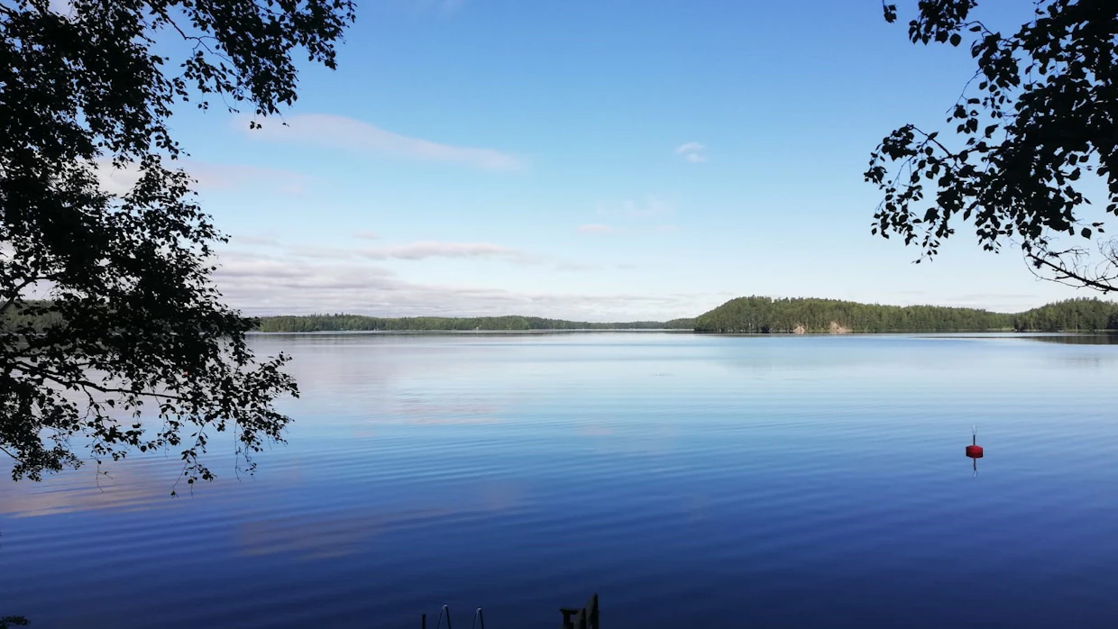 Oikeudet vieraisiin vesiin ovat monille tarpeettomia, ja minullekin riittää oma järvimaisema.