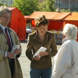 Lauri Kontro ja Anneli Jäätteenmäki kampanjoivat yhdessä eurovaaleissa Hakaniemen torilla Helsingissä vuonna 2004.