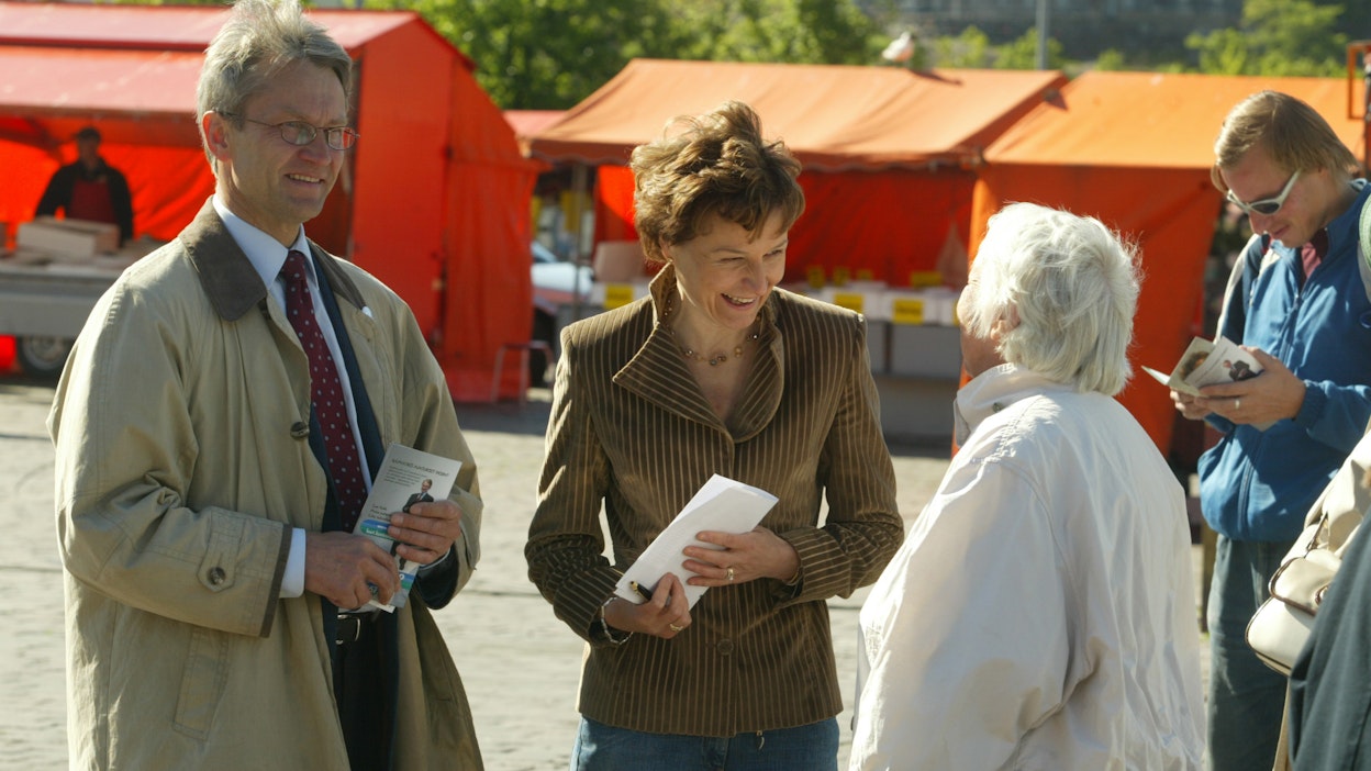 Lauri Kontro ja Anneli Jäätteenmäki kampanjoivat yhdessä eurovaaleissa Hakaniemen torilla Helsingissä vuonna 2004.