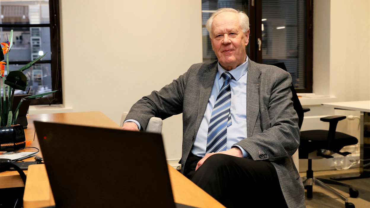 Seppo Kääriäinen seurasi ääntenlaskennan etenemistä Maaseudun Tulevaisuuden toimituksessa.