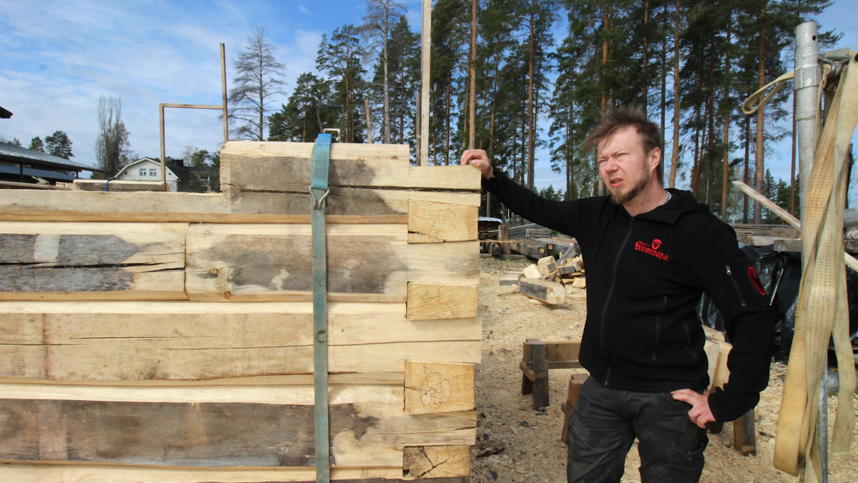 Henrik Kähönen esittelee rakenteilla olevan haapamökin lohisalvosta.