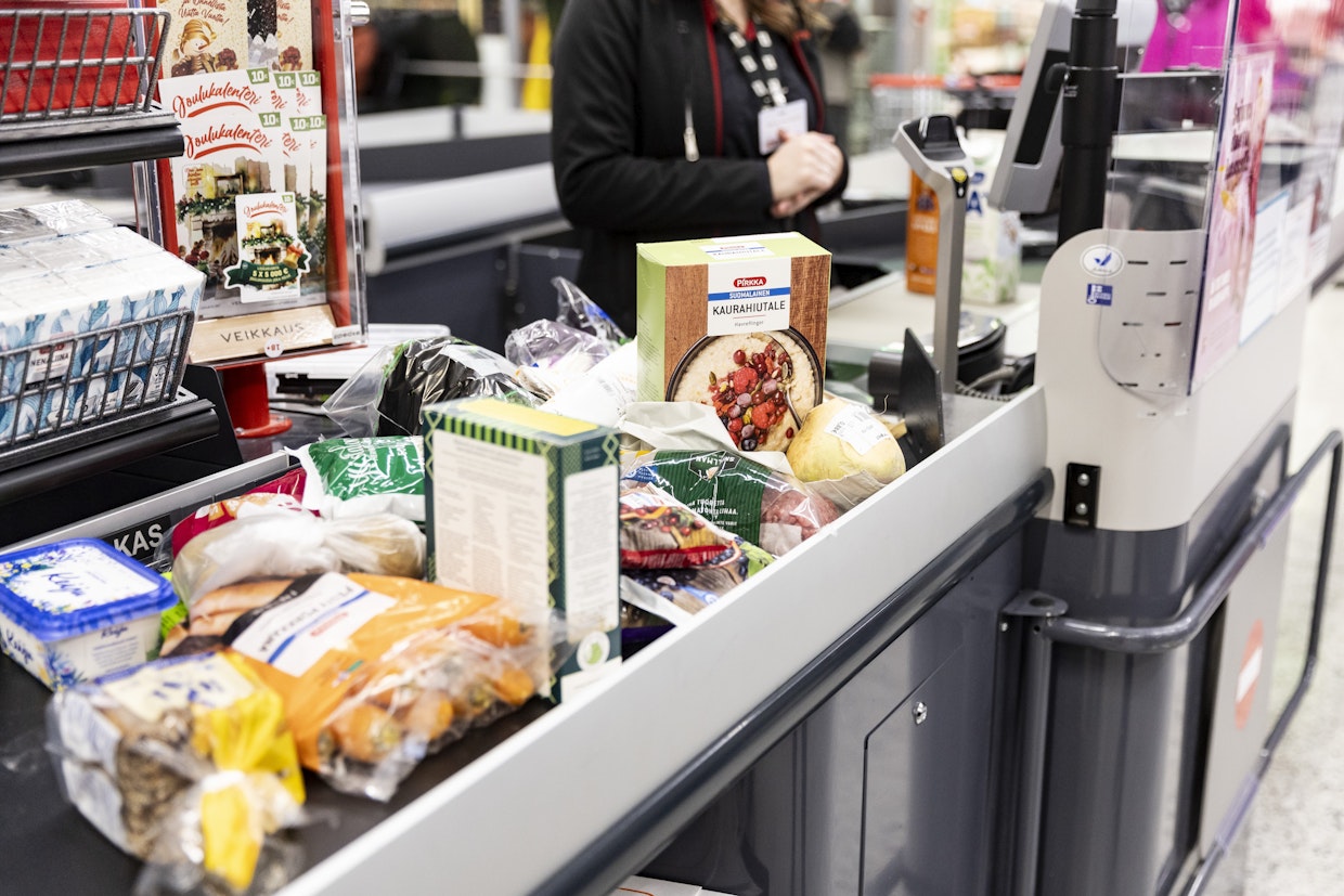 Selkeä enemmistö suomalaisista pitää kaupan asemaa liian dominoivana.