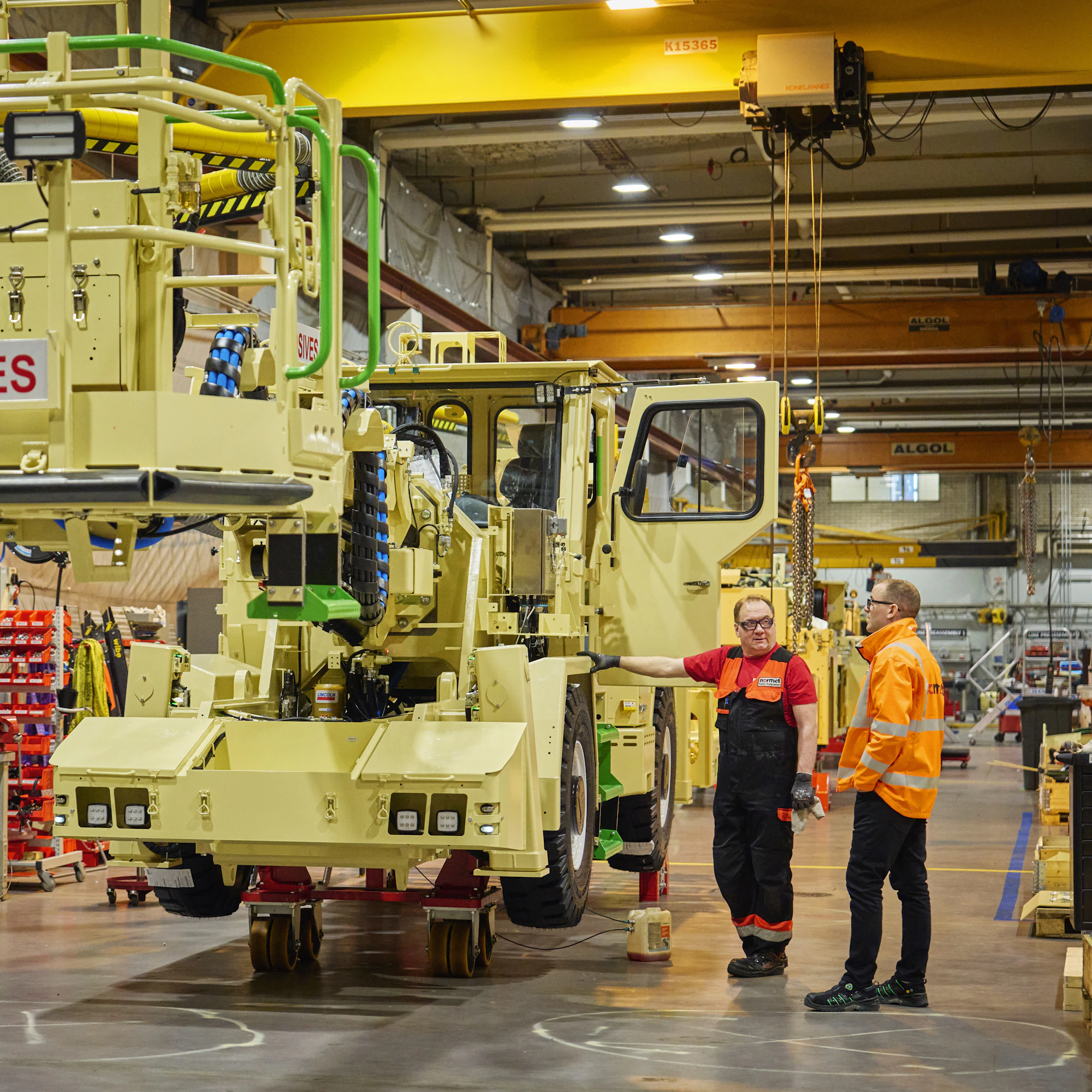 Kokoonpanoasentaja Pekka Kumpulainen ja myyntipäällikkö Villle Kauhanen Australiaan lähtevän panostusajoneuvon äärellä. Kone voi toimia sähköllä tai dieselmoottorilla.