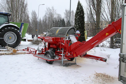 Hakki Pilke Falcon 37 Mobile esiteltiin Sarka-messuilla Seinäjoella. Järkevän hinausmassan vuoksi klapikone liikkuu sujuvasti työmaalta toiselle ja soveltuu näin myös kimppakoneeksi. Traktoria ei tarvita.