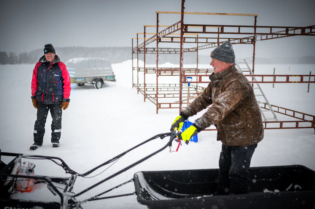 Mikko Toiviainen ihmettelee Unto Leinosen kuljettamaa Snowdog -kulkupeliä, jolla hän on ajellut jäälle kulku-uria. Vehje on Ruotsissa yleisempi ja siellä sitä käytetään esimerkiksi hirvenmetsästyksessä.