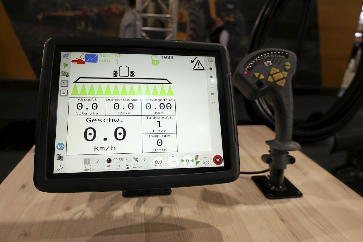 Ohjaamoon kuljettajalle välittyy selkeä tieto ruiskun toiminnasta, ja ohjaus voidaan hoitaa joystickin avulla.