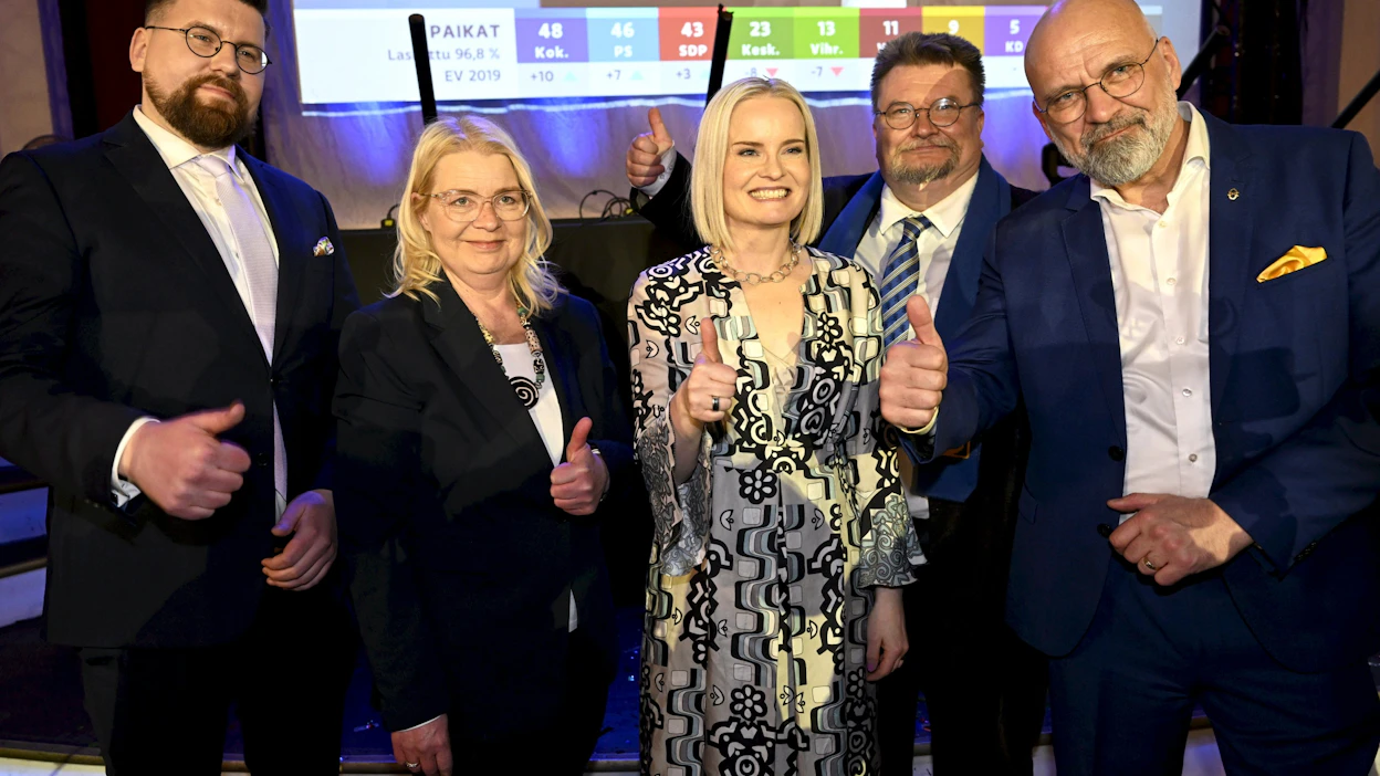 Perussuomalaisten Sebastian Tynkkynen (vasemmalla), Leena Meri, puheenjohtaja Riikka Purra, Arto Luukkanen ja Mauri Peltokangas puolueen vaalivalvojaisissa sunnuntaina. LEHTIKUVA / VESA MOILANEN.