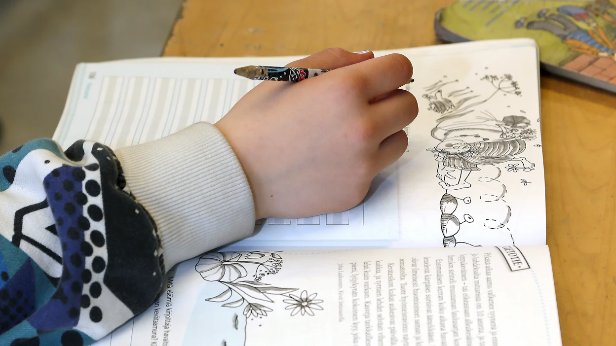 Keskustalaiset kansanedustajat ovat osoittaneet huolensa oppikirjoissa annetuista tiedoista, jotka koskevat muun muassa maatalouden elinkeinoja. Kuvan kirja ei liity juttuun.