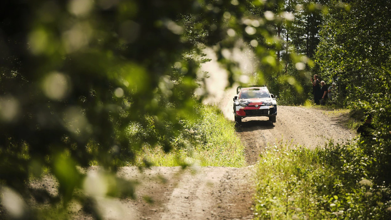 Toyotan WRC-tallin päällikkö Jari-Matti Latvala ajamassa Suomen MM-rallin testeissä Konnevedellä maanantaina.