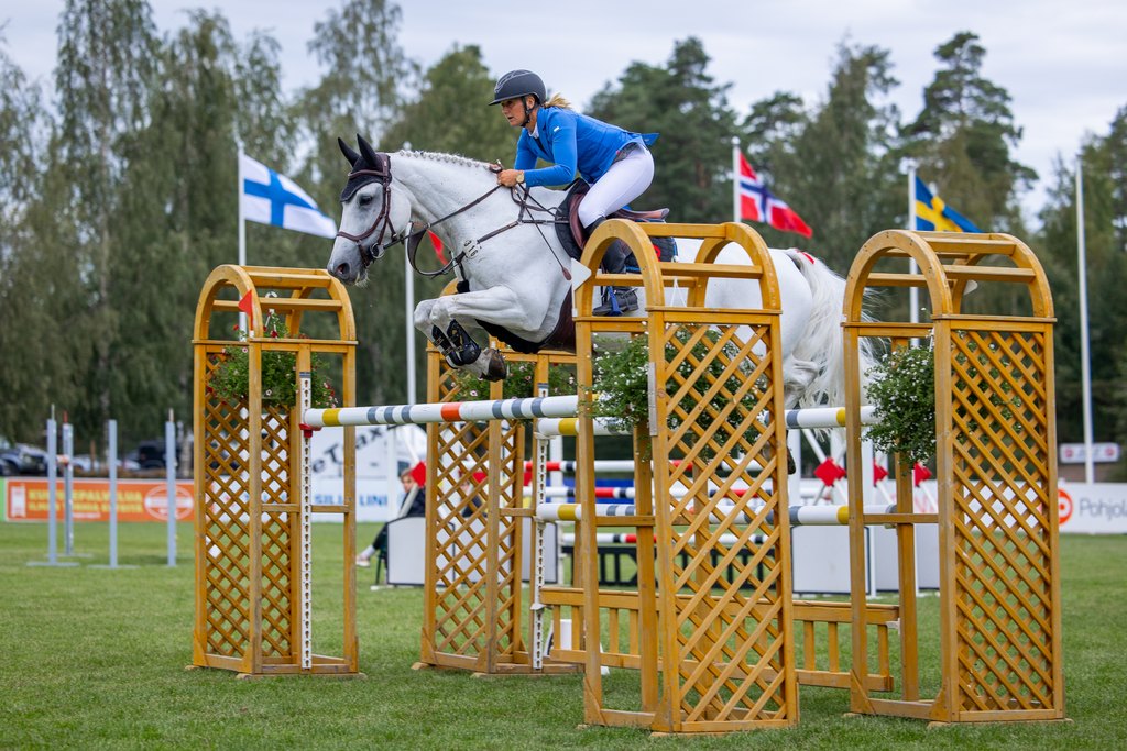 Maija Yli-Huhtala nappasi ensimmäisen Suomen mestaruutensa esteratsastuksessa ja yllättyi itsekin iloisesti. Ratsuna hänellä oli Birchcape's Wonderland.