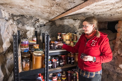 Majatalon kellarin hyllyt täyttyvät syksyllä purkeista ja purnukoista. Minna Murtonen kertoo, että keittiössä valmistuu hillojen lisäksi paljon relissejä, chutneyta, marmeladeja ja mehuja.