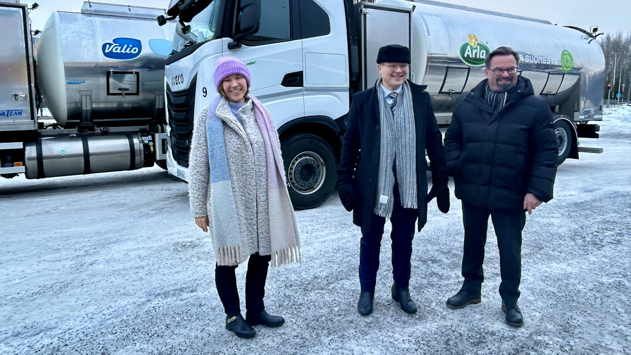 Matalapäästöiset nesteytetyllä biokaasulla kulkevat Arlan ja Valion maidon keräilyautot kiinnostivat seminaarivieraita Seinäjoella. Kuvassa vastuullisen liiketoiminnan kehitysjohtaja Leena Helminen, Valio & Suomen Lantakaasu Oy, hankintajohtaja Sami Kilpeläinen, Arla sekä Hämeenlinnan osuusmeijerin toimitusjohtaja Risto Koski (oik.).