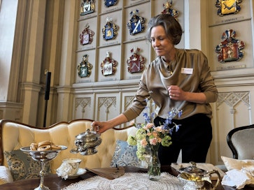 Näyttelyä rakentamassa ollut Anna Ehrnrooth ihastui teekannuun, jonka nokassa roikkuva sihti kerää teen lehdet kaadettaessa.