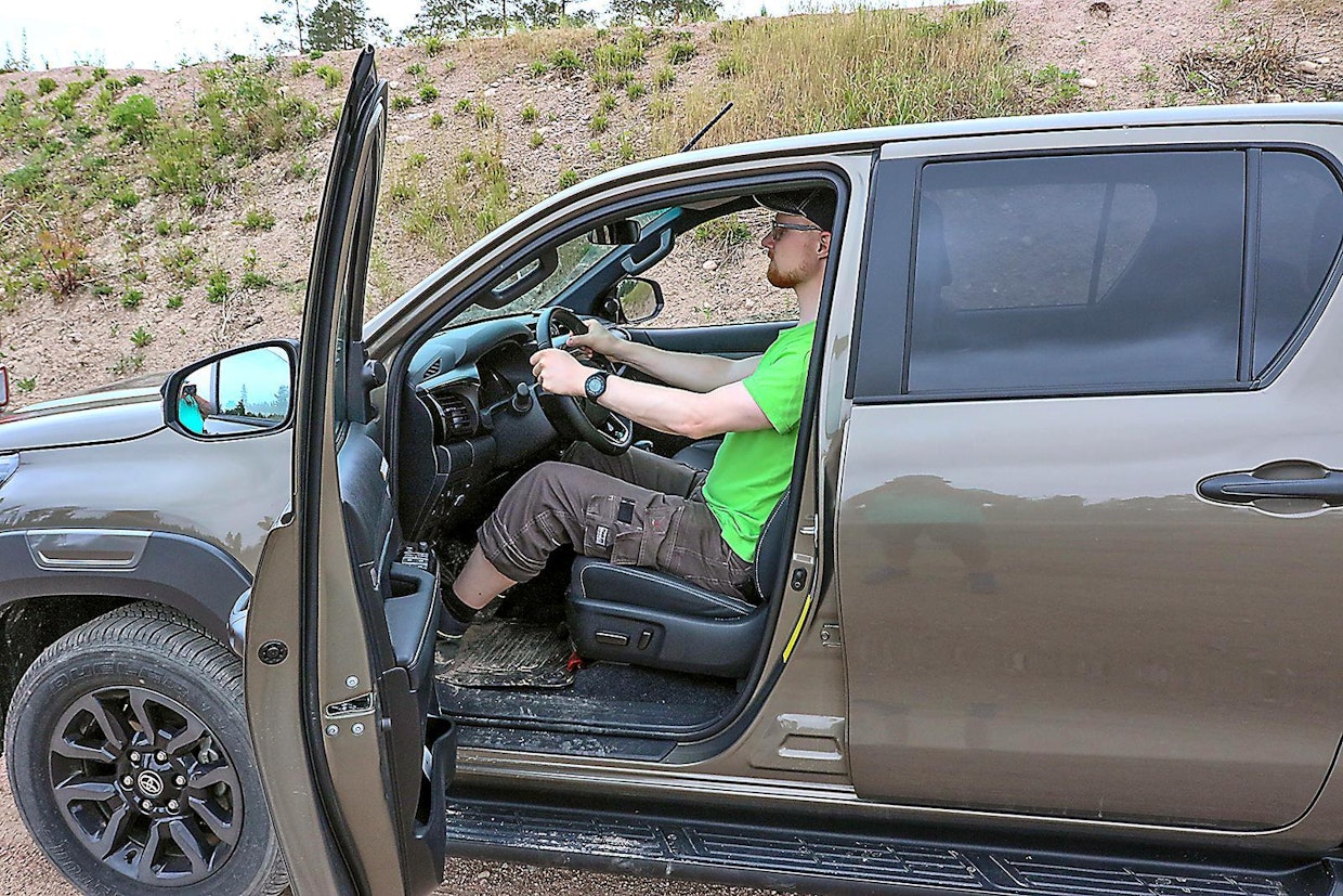 Sinänsä laajoista ja monipuolisista säädöistä ja mukavasta istuimesta huolimatta Toyotaan ei saa aivan optimaalista ajoasentoa. Auton helmasyntinä voi pitää liian pientä lattian ja katon välistä etäisyyttä, jolloin istuinta ei saa säätämälläkään tarpeeksi alas.