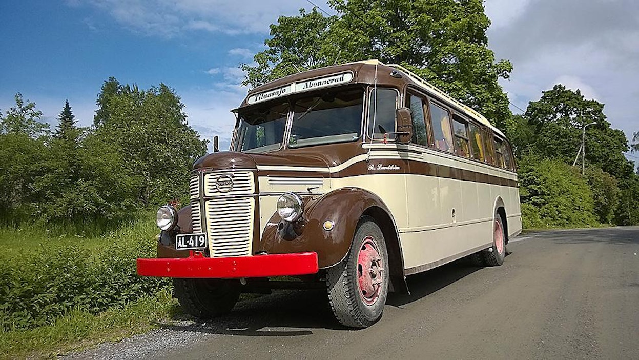 Linja-autot olivat suurin henkilöliikenteen välittäjä Suomessa 1950-luvulla.