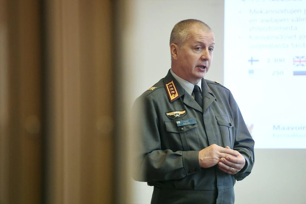 Reserviin siirtyvä kenraaliluutnantti Petri Hulkko on johtanut maavoimia vuodesta 2017 alkaen. LEHTIKUVA / HEIKKI SAUKKOMAA
