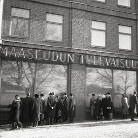 Vuonna 1956 Suurlakon aikaan Maaseudun Tulevaisuutta jonotettiin lukemaan Maalaistentalon ikkunan takana.