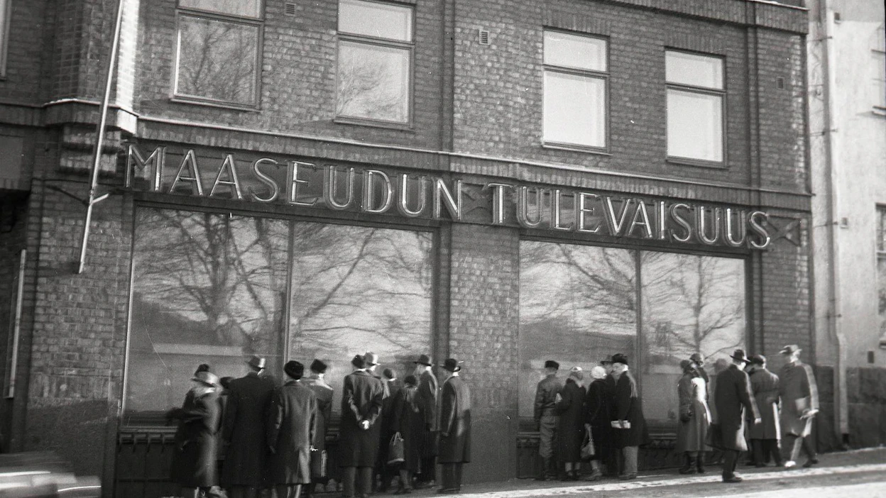 Vuonna 1956 Suurlakon aikaan Maaseudun Tulevaisuutta jonotettiin lukemaan Maalaistentalon ikkunan takana.