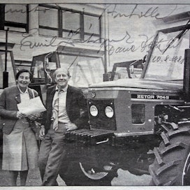 Dana ja Emil Zatopek vauhdittivat osaltaan traktorikauppaa Suomessa kesällä 1981. Suosio ja yleisömäärät olivat valtavat.