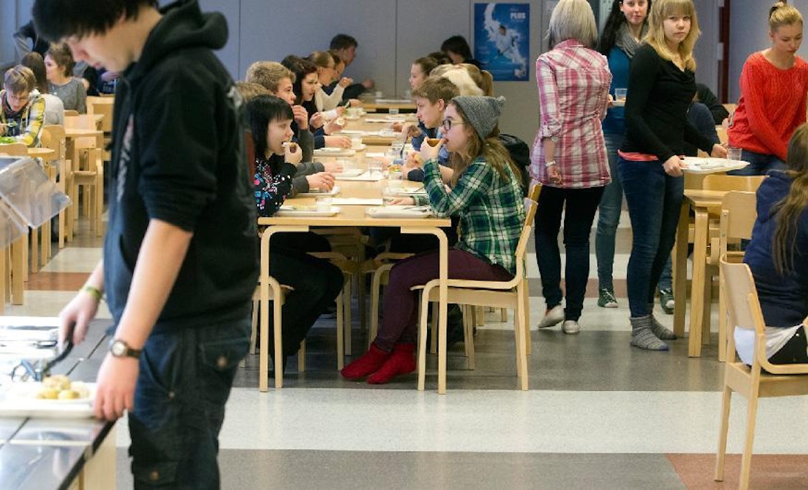 Kiuruveden lukion oppilaiden ruokala muistuttaa työpaikan lounasravintolaa.