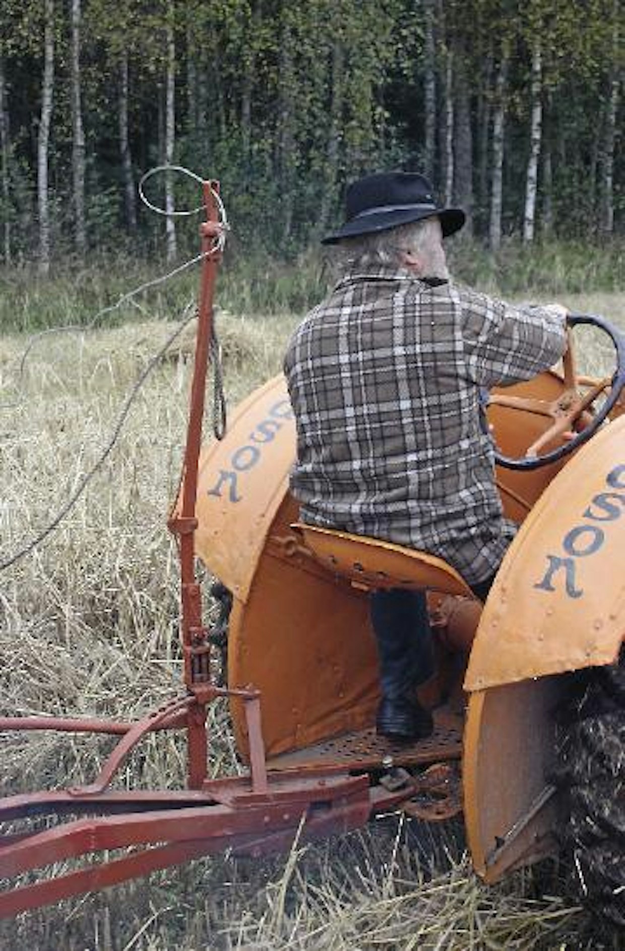 Vuoden 1939 Fordsonin istuimelta ylettää hyvin puimurin hallintalaitteisiin, eli pöydän nostovipuun sekä kahteen naruun, joilla hoidetaan kaatokelan säätö ja puintikoneiston pysäytys. Käytännössä kopelointietäisyydellä olevista hanikoista ei ole mitään iloa, sillä harvemman traktorikuskin vasemmasta kädestä löytyy niin paljon voimaa, että pöydän säätö onnistuisi vauhdissa traktoria pysäyttämättä. Fordsonin vetolaitteen sijainnista johtuen kääntymiset pitää tehdä maltillisesti, muuten tulee peltitöitä.