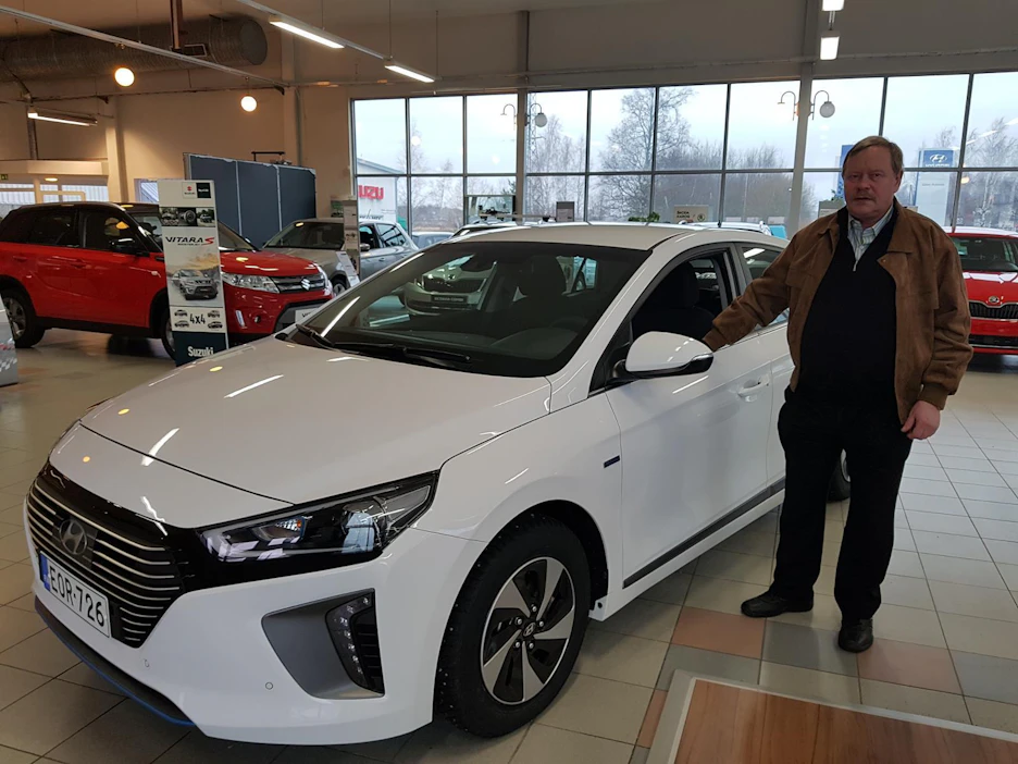 Koneista kiinnostunut Arvo Kotila nouti uuden Hyundainsa perjantaina Salon Autotalosta.